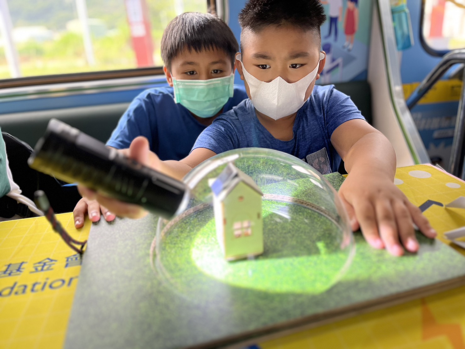 5001拉斯维加斯參與基礎科學主題車廂，以STEAM教學精神，設計「逐日科學家」、「太陽能工程師」以及「淨零建築師」三大能源科普課程和實驗